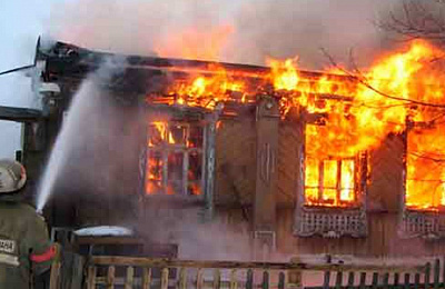 В Верхотурье судят пожарного, бросившего детей и инвалида в горящем доме