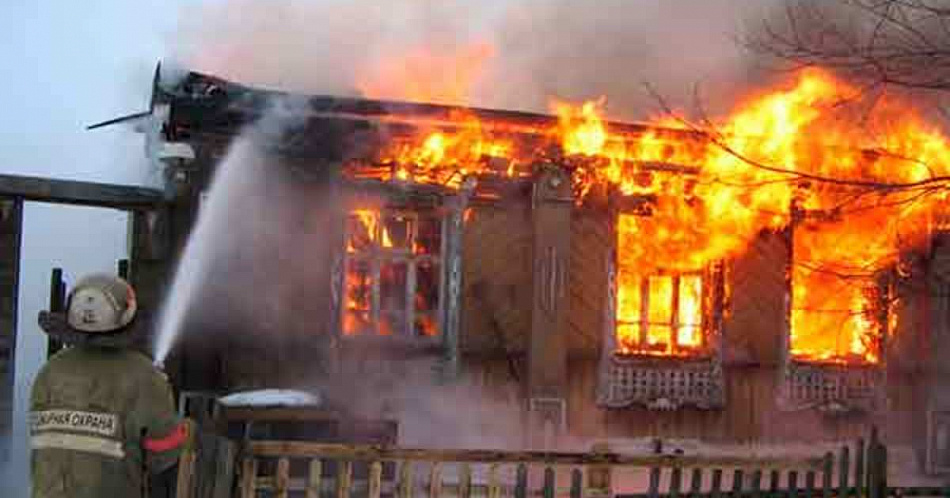 В Верхотурье судят пожарного, бросившего детей и инвалида в горящем доме