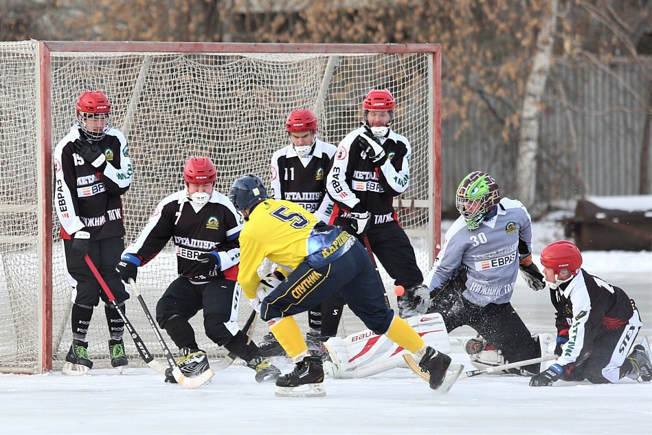 Нижнетагильский «Металлург» с поражения  от лидера стартовал в чемпионате Свердловской области по хоккею с мячом