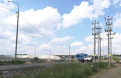 Энергетики филиала «Россети Урал» - «Свердловэнерго» построили сети для объектов дорожной и инженерной инфраструктуры мостового перехода через Тагильский пруд