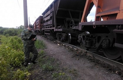 16 вагонов с железной рудой сошли с рельсов на станции Смычка