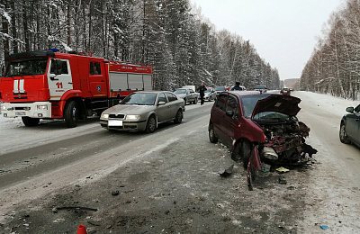 Под Нижним Тагилом автоледи вылетела на встречную полосу. Есть пострадавшие