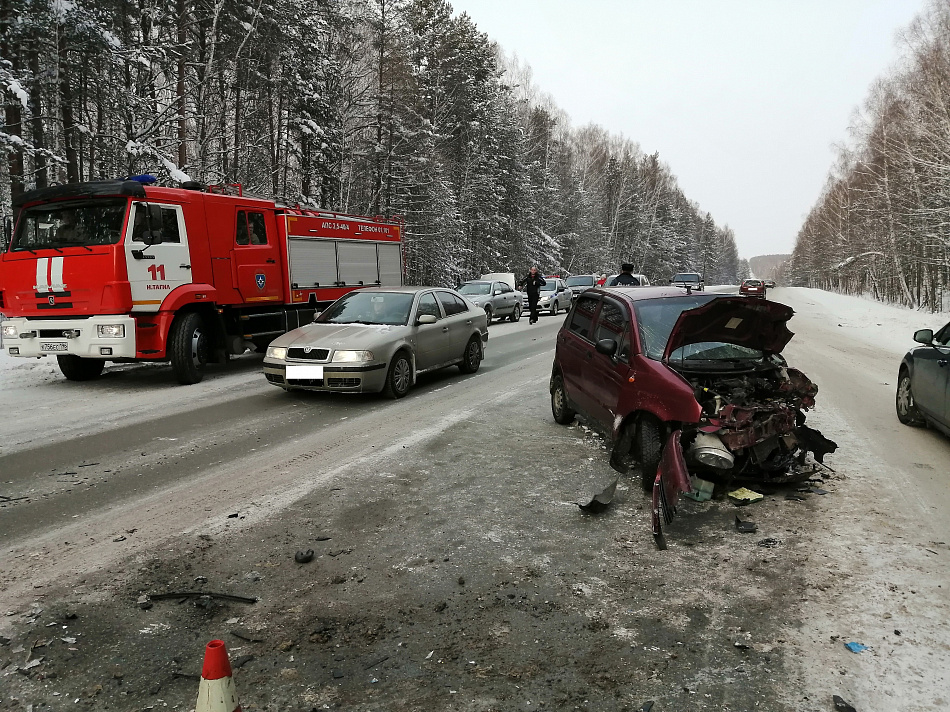 Под Нижним Тагилом автоледи вылетела на встречную полосу. Есть пострадавшие