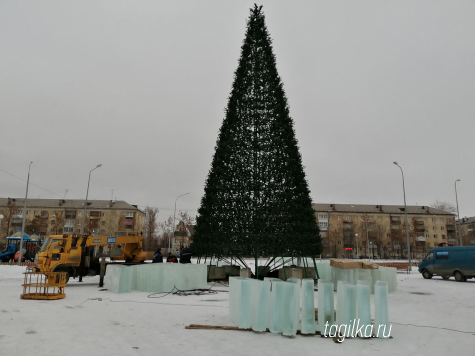 На Вагонке установили главную елку района