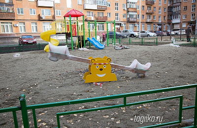 В Нижнем Тагиле определили подрядную организацию, которая отремонтирует двор на Лебяжке