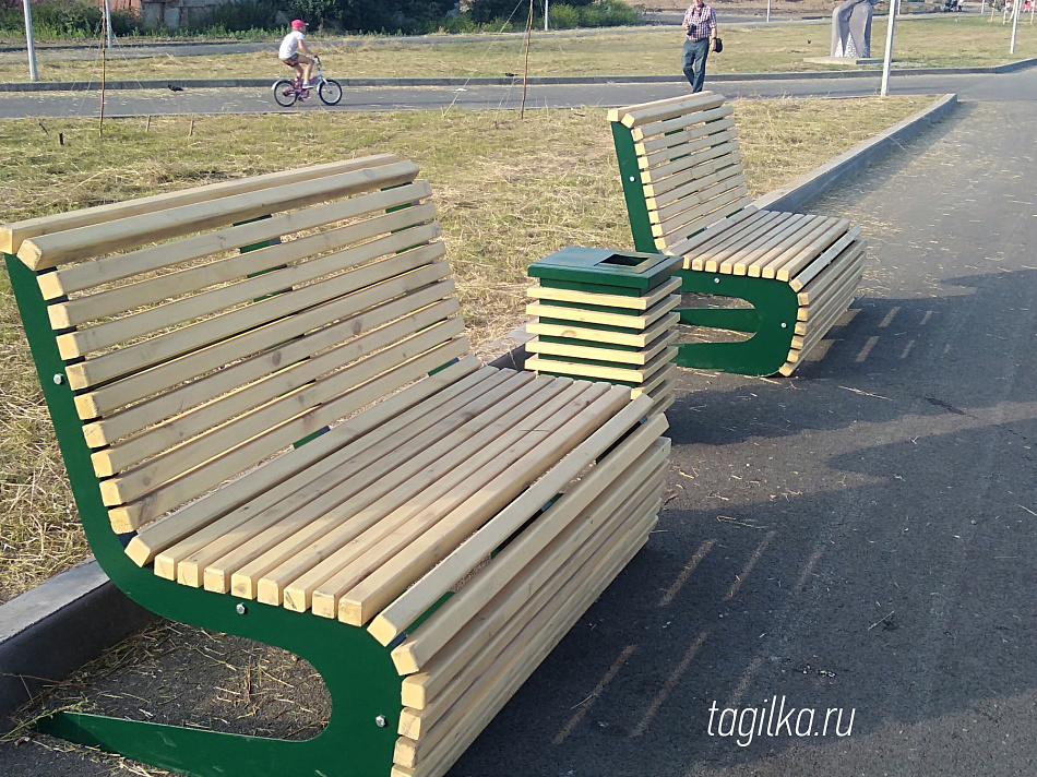 В парке «Народный» установили скамейки и урны