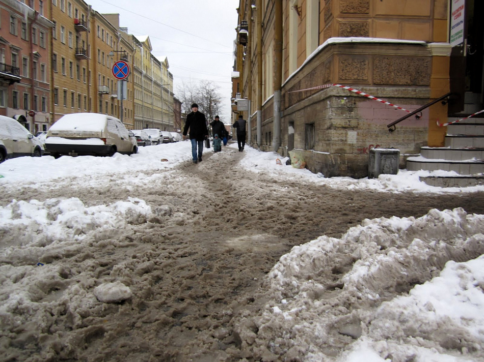 Ирбитскому мэру подарили метлу и лопату