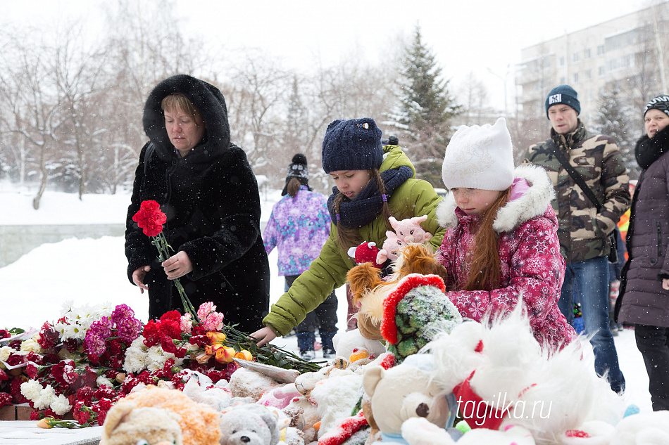 Тагильчане приносят цветы и игрушки к мемориалу погибшим в Кемерово