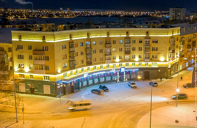 Перед Новым годом фасады шести зданий в центре Нижнего Тагила украсила художественная подсветка