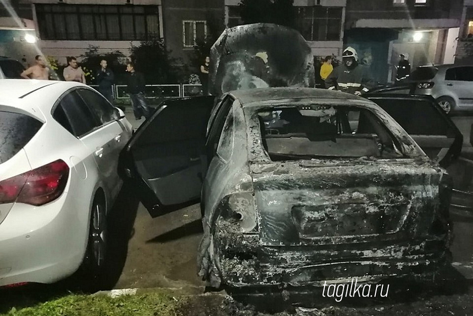 В Нижнем Тагиле в ночь на пятницу, 13-е, сгорели две машины
