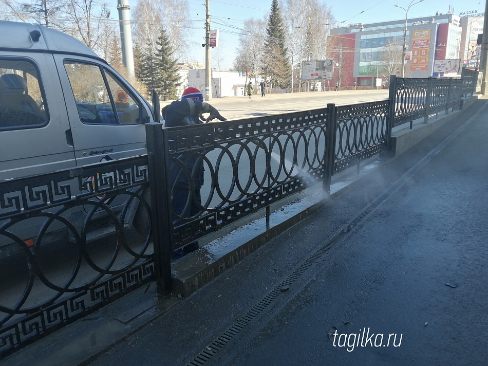 В Нижнем Тагиле приводят в порядок чугунные ограждения главного проспекта