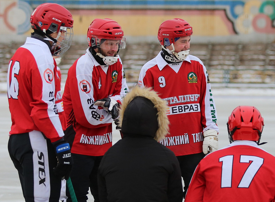 В чемпионате Свердловской области по хоккею с мячом «Металлург» уступил «Старту»
