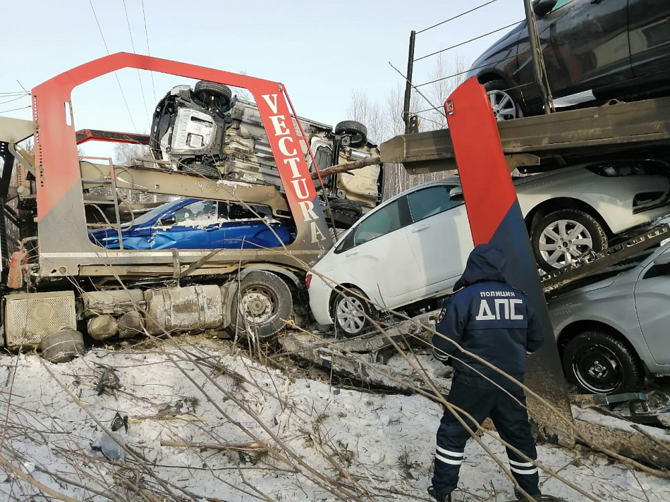 Под Нижним Тагилом в кювет вылетел автовоз, перевозивший новенькие «Лады»