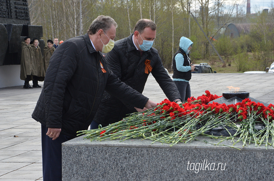 На мемориалах Нижнего Тагила состоялось возложение цветов в честь Дня Победы