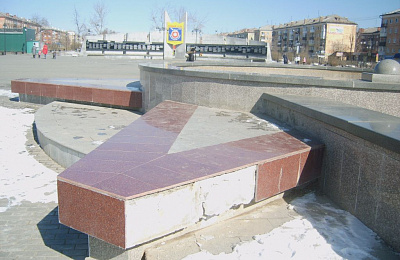 На площади Славы с фонтана отвалились плиты