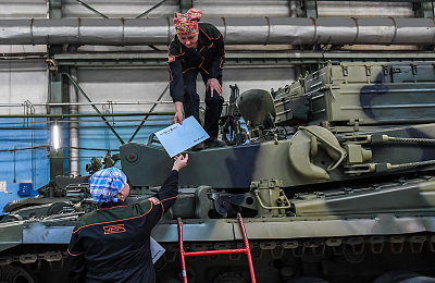 Уралвагонзавод отправил Министерству обороны России партию бронированных ремонтно-эвакуационных машин