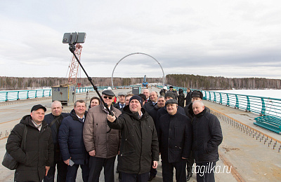 На мосту через Тагильский пруд начали установку световых арок