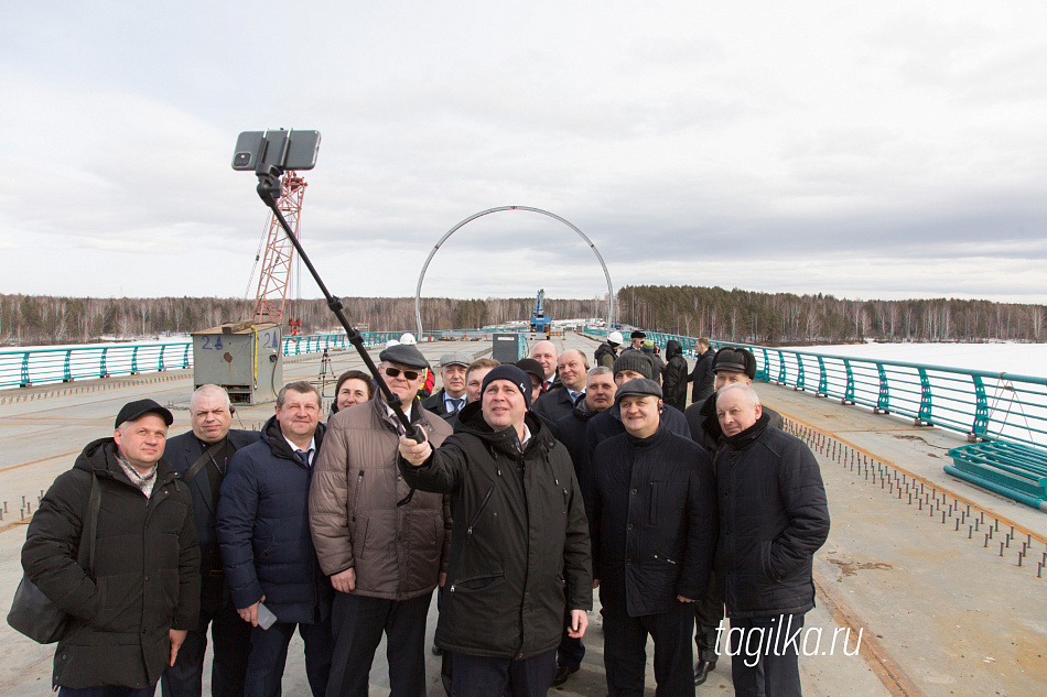 На мосту через Тагильский пруд начали установку световых арок