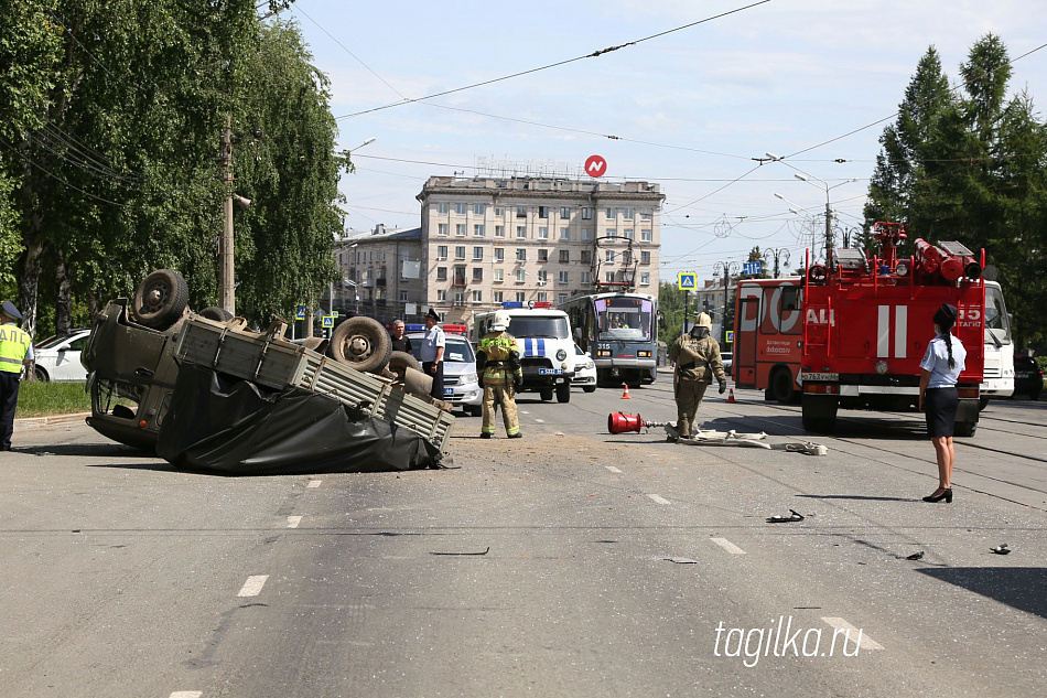 В центре Нижнего Тагила произошло ДТП с участием автобуса


