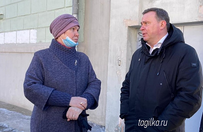 Глава Нижнего Тагила решил проблему с затоплением двора на улице Карла Маркса