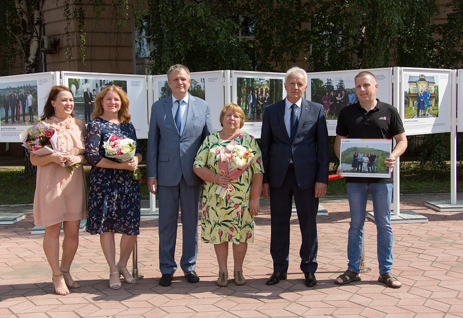 На площади управления комбината ЕВРАЗ НТМК открылась фотовыставка трудовых династий