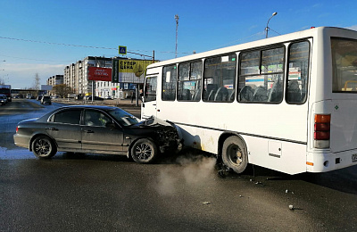 На Вагонке сегодня произошло столкновение автомобилей и пассажирского автобуса