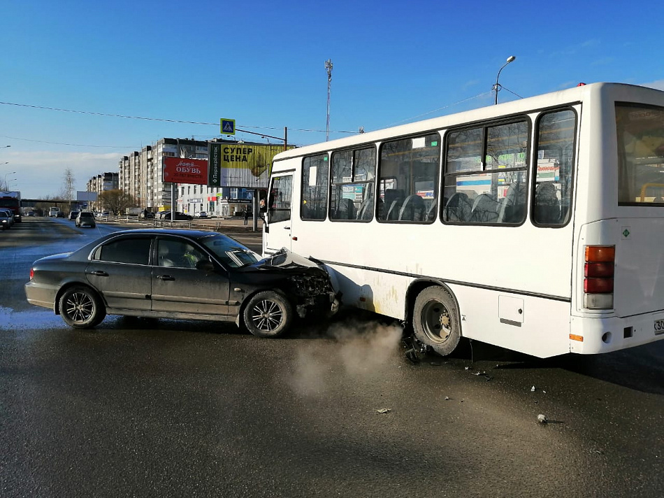 На Вагонке сегодня произошло столкновение автомобилей и пассажирского автобуса