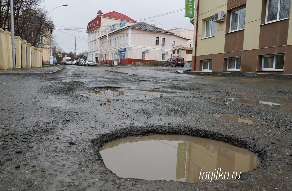 Что делают коммунальщики, чтобы восстановить «растаявший» асфальт в Нижнем Тагиле