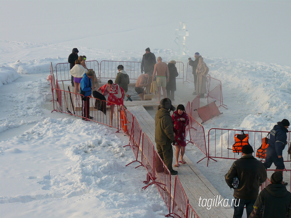 В Нижнем Тагиле  крещенская иордань оборудована на городском пруду у клуба моржей