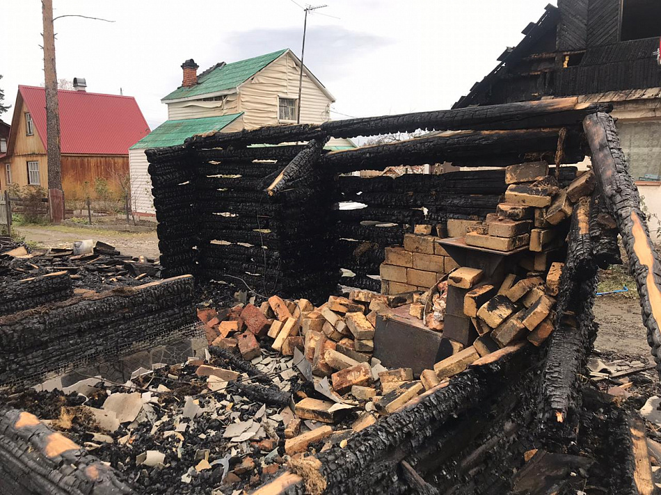 В Нижнем Тагиле из-за неисправной печи сгорела баня и повреждены огнем два садовых дома