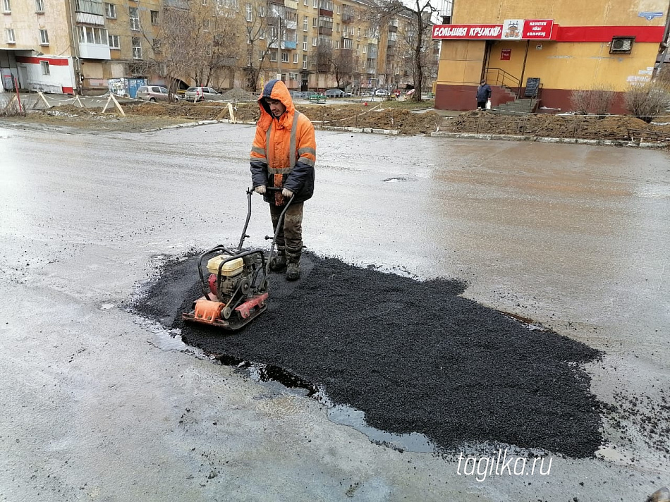 Первый горячий асфальт уложен в Нижнем Тагиле