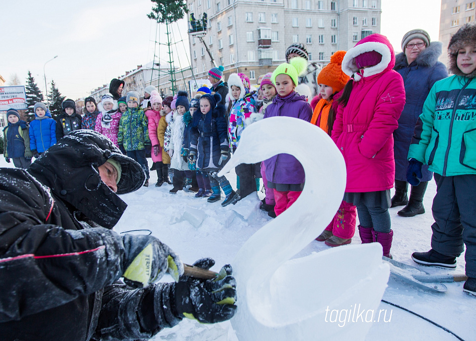 Театральную площадь украсила новогодняя елка 