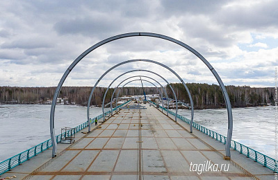 На мосту через Тагильский пруд готовятся установить шестую световую арку
