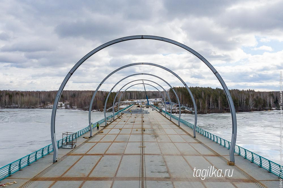 На мосту через Тагильский пруд готовятся установить шестую световую арку
